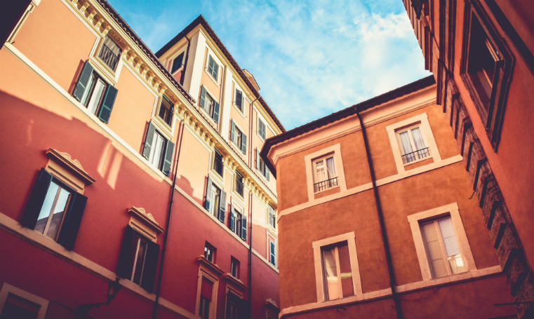 Photographie maisons avec un beau ciel bleu