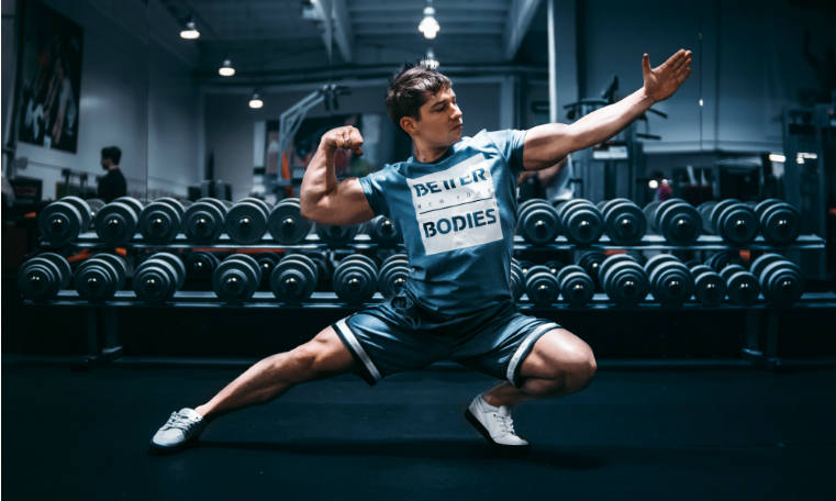 Photographie d'un athlète dans une salle de sport