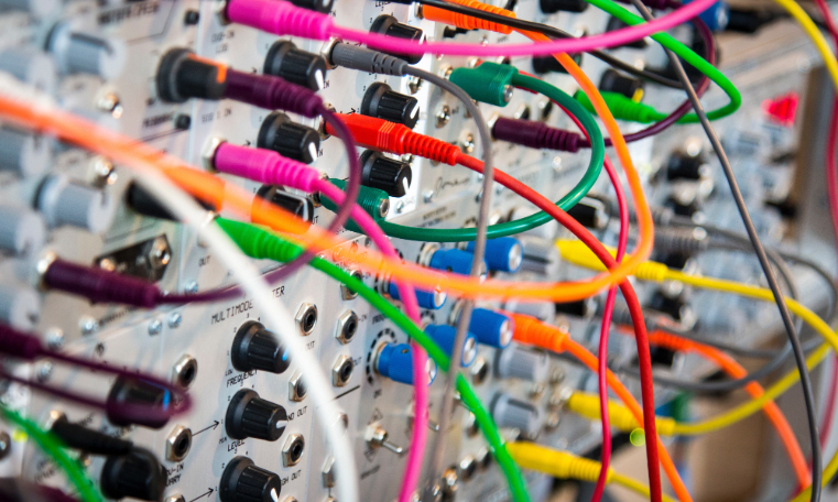 Photographie de cables électroniques de toutes les couleurs