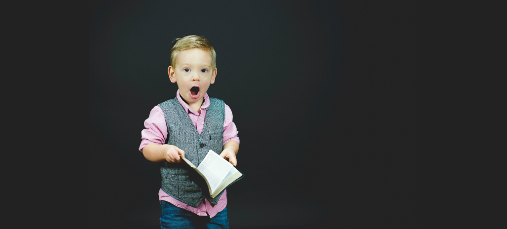 Photographie d'un jeune garçon avec un livre dans la main