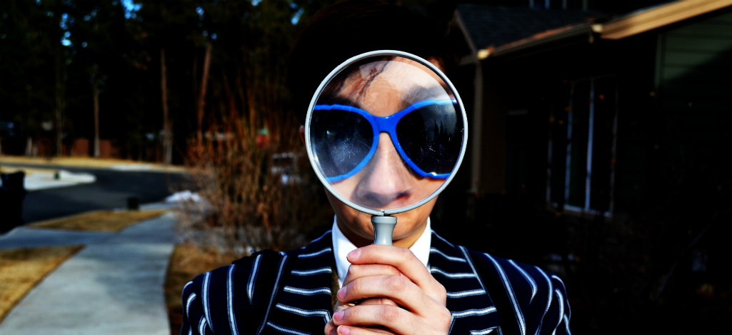 Photographie d'un homme avec une loupe