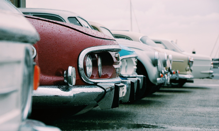 Photographie de voitures alignés sur un parking
