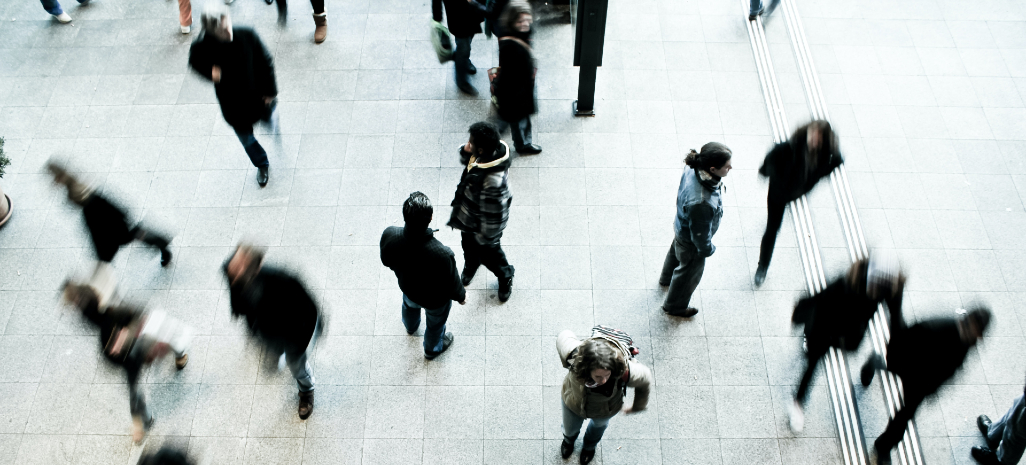 Photographie de personnes en mouvement dans un espace public