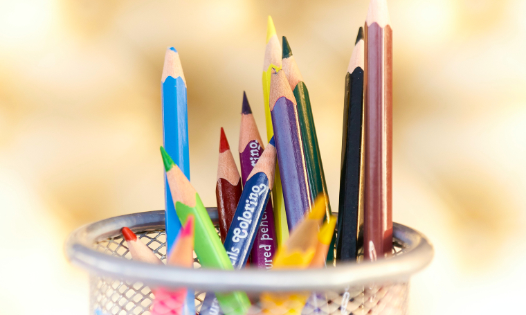 Photographie d'un pot de crayons de couleurs