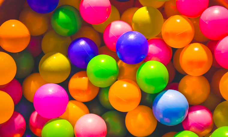 Photographie de ballons de toutes les couleurs