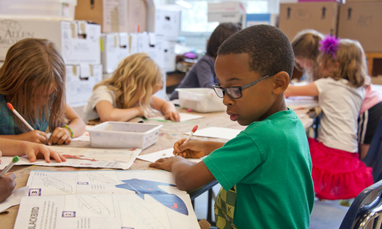 Photographie d'enfants en train d'étudier dans une salle de classe