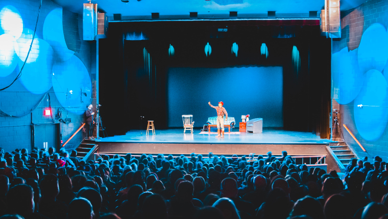 Photographie d'une représentation dans un théâtre