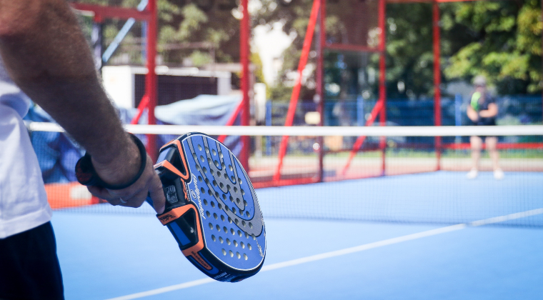 Photographie d'un homme jouant au Padel