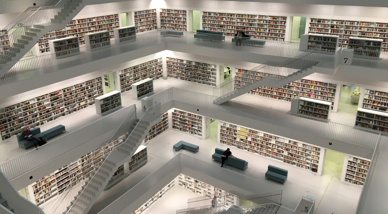 Photographie d'une bibliothèque sur plusieurs étages