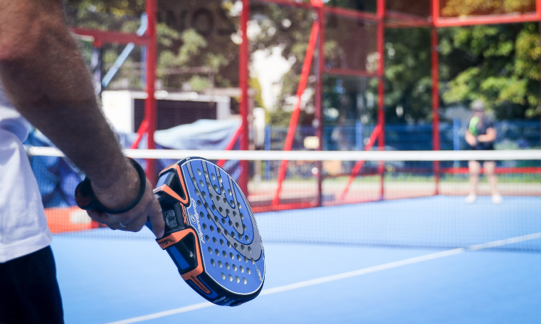 Photographie d'un joueur de padel