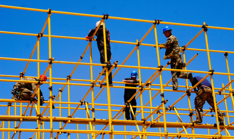 Photographie d'ouvriers construisant un échafaudage