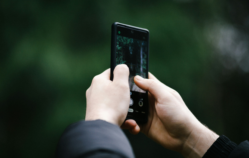 Photographie d'une main tenant un téléphone portable 