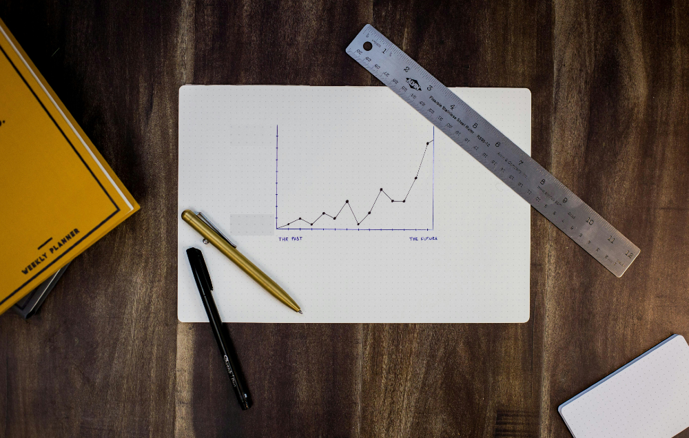 Photographie d'un graphique posé sur un bureau