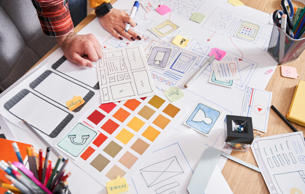 Photographie d'une planche de couleurs sur un bureau