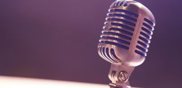 Photographie de micro pour la conférence de EMB à l'Opinion