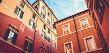 Photographie maisons avec un beau ciel bleu