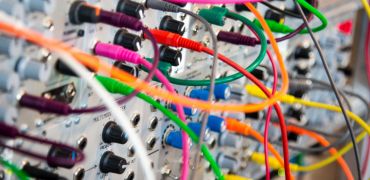 Photographie de cables électroniques de toutes les couleurs