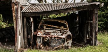 Photographie d'une vieille vouture hors d'usage