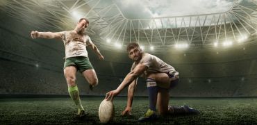 Joueur de rugby frappant une pénalité