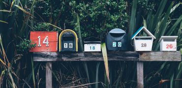 Photographie de cinq boites aux lettres