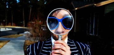 Photographie d'un homme avec une loupe