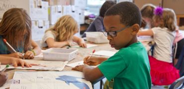 Photographie d'enfants en train d'étudier dans une salle de classe