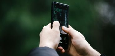 Photographie d'une main tenant un téléphone portable 