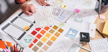 Photographie d'une planche de couleurs sur un bureau